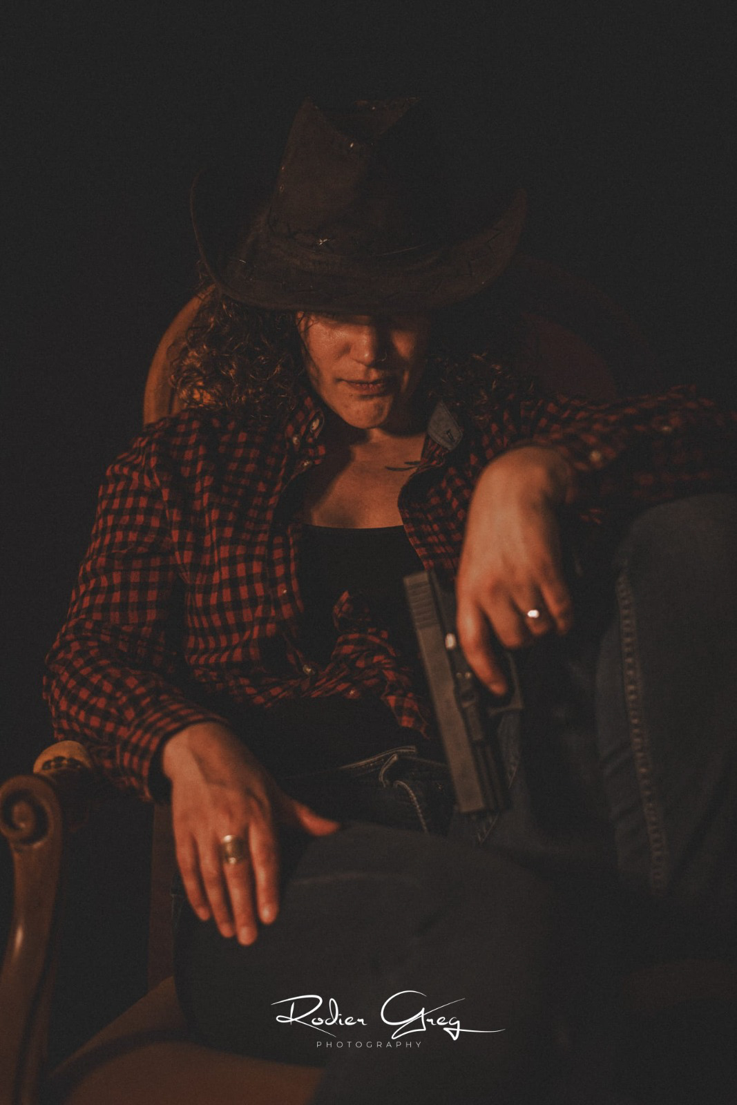 Portrait en lumière chaude, chapeau de cowboy et chemise à carreaux
