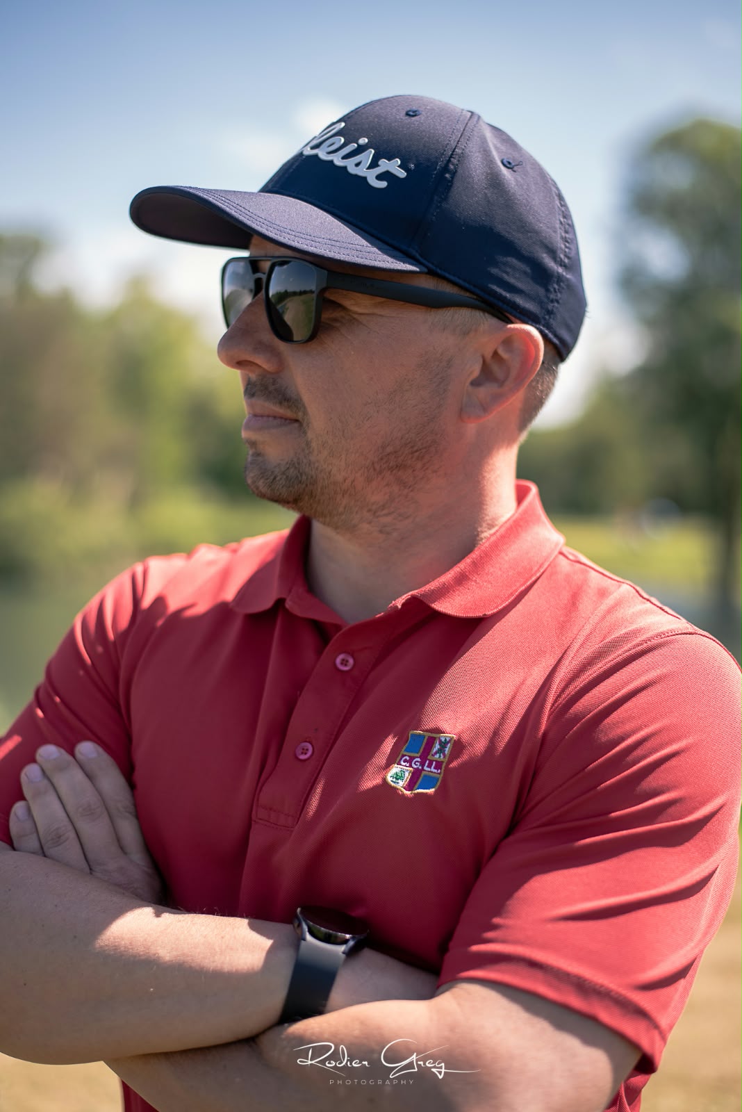 Portrait d'un joueur de golf en polo rouge
