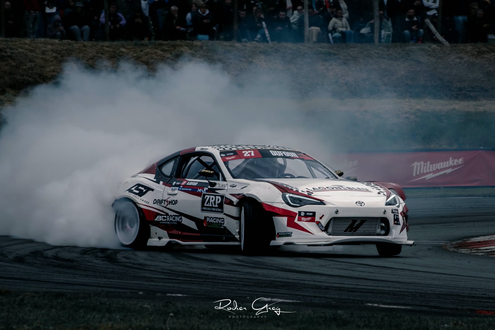 Toyota GT86 de drift en pleine glisse, nuage de fumée blanche